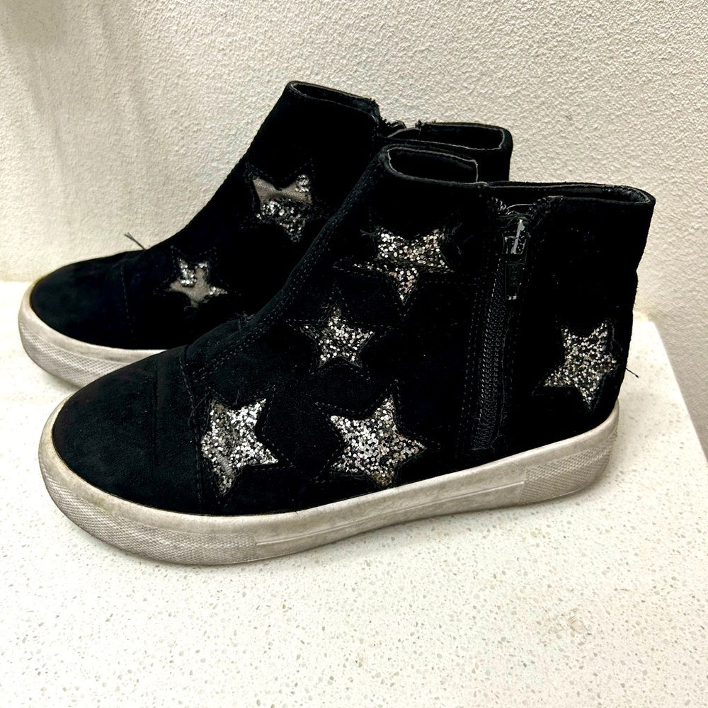 🦋 Black Star Kids Shoes. Girls size 1